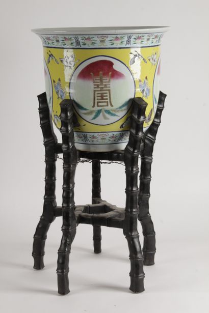 null CHINA, FIRST HALF-MIDDLE 20th CENTURY Porcelain and polychrome enamel planter...