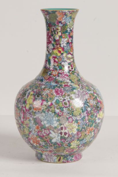 null CHINE, PREMIÈRE MOITIÉ-MILIEU XXE SIÈCLE Vase bouteille en porcelaine à décor...