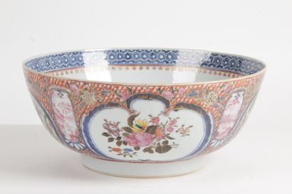 null China, Compagnie des Indes, 18th century Large porcelain punch bowl with "Mandarin...