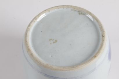 null CHINE, VERS 1900 Petite jarre à eau en porcelaine bleu-blanc à décor d’un phénix...