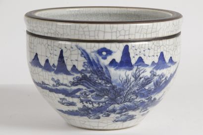 null JAPON, XXe SIÈCLE Petite vasque en porcelaine à décor d’un paysage en bleu sur...