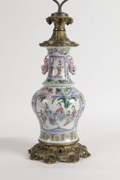  CHINE, VERS 1900 Vase en porcelaine et émaux famille rose, à panse galbée et long...