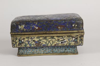 null China, early-mid 20th century Rectangular box on foot, in bronze and polychrome...