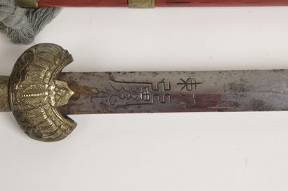 null Chine, début XXe siècle Épée votive, la lame droite incisée sur les deux faces...