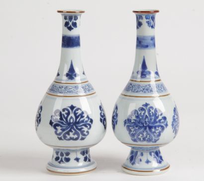 null China, 20th century Two small blue-white porcelain bottle vases with long necks...