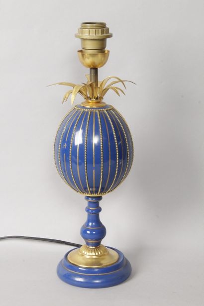  MAISON CHARLES LAMPE en bois laqué bleu et doré et laiton en forme d’œuf d’autruche....