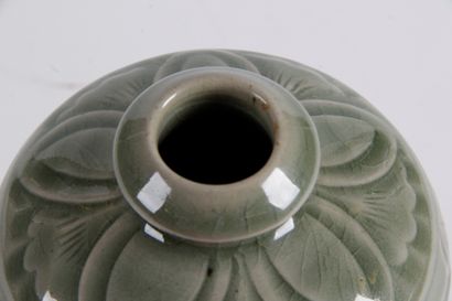 null CHINA, IN THE STYLE OF THE MING Small meiping vase with hemmed neck, in olive-green...