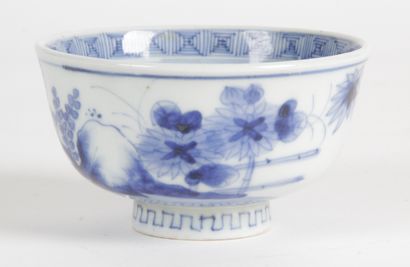 null Japon, Arita, XIXe siècle Petite coupe sur talon, en porcelaine bleu-blanc,...