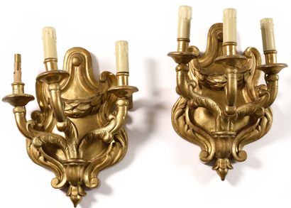 A pair of giltwood sconces carved with laurel...