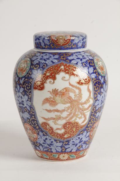 null JAPAN, EARLY 20th CENTURY Imari porcelain covered pot, decorated with coral...