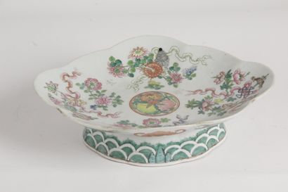 null China, Guangxu period, 19th century Oval poly-lobed bowl on pedestal, in porcelain...