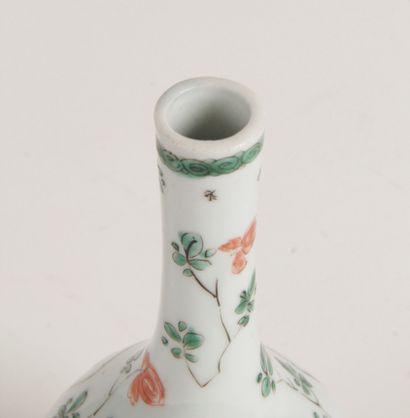  Chine, fin XIXe siècle Petit vase bouteille en porcelaine et émaux de la famille...