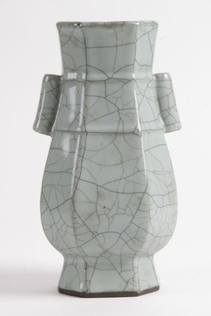 null CHINE, FIN XIXE-Début XXe SIÈCLE Vase en porcelaine à couverte céladon craquelé,...
