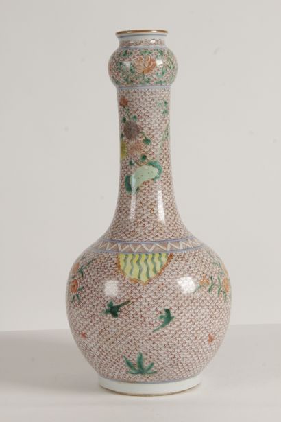 Chine, XXe siècle Vase à panse sphérique et long col à ouverture en forme de bulbe,...