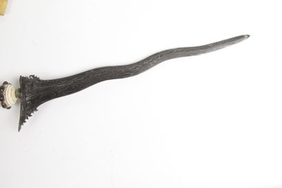 null Indonesia, 20th century Kriss with a wavy blade, with decorative motifs playing...