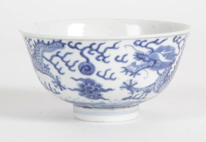 null Chine, période Guangxu, fin XIXe siècle Petite coupe en porcelaine bleu-blanc...