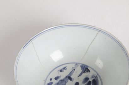 null Chine, période Ming, époque Tianqi, XVIIe siècle Bol en porcelaine bleu-blanc,...