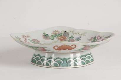 null China, Guangxu period, 19th century Oval poly-lobed bowl on pedestal, in porcelain...