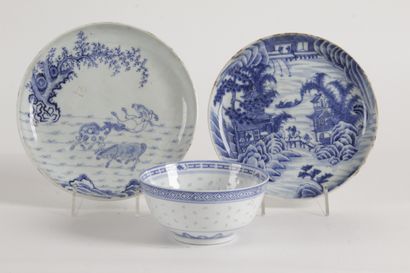 null CHINA FOR VIETNAM, 19th CENTURY Two small blue-white porcelain plates, one decorated...
