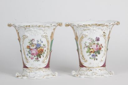 null PAIRE DE VASES DE MARIE, en porcelaine de Paris à décor polychrome et doré de...