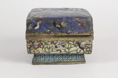 null China, early-mid 20th century Rectangular box on foot, in bronze and polychrome...
