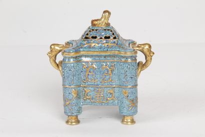 null China, second half of the 20th century Small covered perfume burner in porcelain...