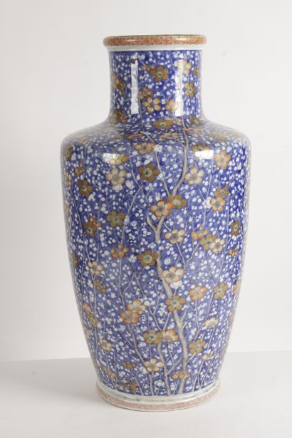null Japon, vers 1900 Grand vase balustre en porcelaine à décor couvrant réservé...