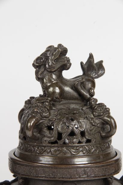 null CHINA, 20th CENTURY Covered tripod incense burner, in brown patina bronze, the...