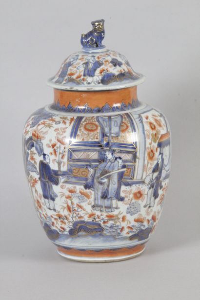 null 
CHINE, IMARI, début XIXe siècle POTICHE COUVERTE en porcelaine à décor de dignitaire...