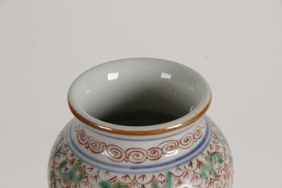  Chine, XXe siècle Vase à panse sphérique et long col à ouverture en forme de bulbe,...