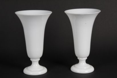 null PAIRE DE GRANDS, vases en opaline blanche de forme tronc conique sur pieds douche....