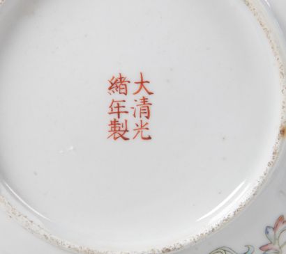 null Chine, période Guangxu, XIXe siècle Coupe et sa soucoupe en porcelaine et émaux...