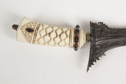 null Indonesia, 20th century Kriss with a wavy blade, with decorative motifs playing...