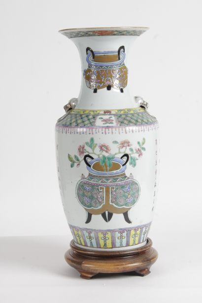 null CHINA, END OF THE 19th CENTURY Porcelain and polychrome enamel baluster vase,...