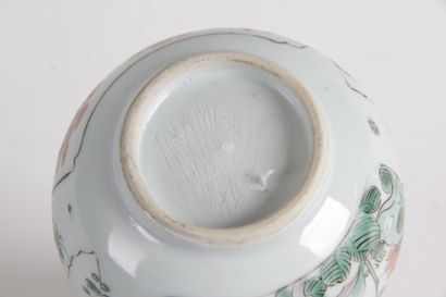  Chine, fin XIXe siècle Petit vase bouteille en porcelaine et émaux de la famille...