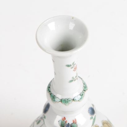 null Chine, début XXe siècle Petit vase bouteille à long col rythmé par deux bulbes,...