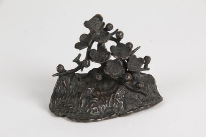 null China, 19th century Brush-stand, in brown patina bronze, representing a cherry...