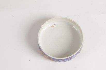 null JAPON, DÉBUT XXE SIÈCLE Pot couvert en porcelaine d’Imari, à décor de phénix...