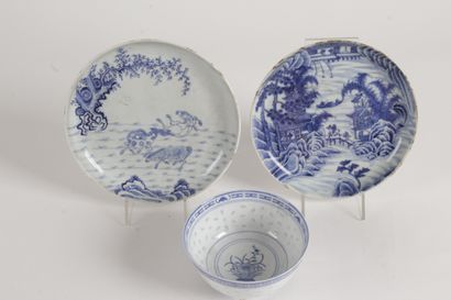 null CHINA FOR VIETNAM, 19th CENTURY Two small blue-white porcelain plates, one decorated...