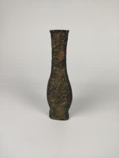 null CHINA Bronze vase of archaic type. Executed under the MING, XV-XVIth centuries...