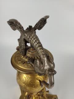 null PAIRE DE CHENETS "aux dragons" en bronze ciselé, doré et argenté. Figurant des...