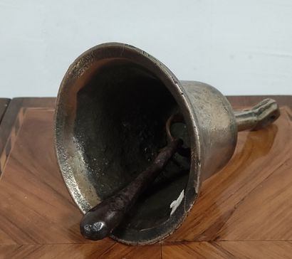 null CLOCHETTE en bronze argenté munie d’une prise losangée. XVII/XVIIIe siècle Hauteur...