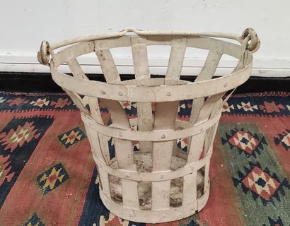 null Iron bucket painted in white with a mobile handle. 18th / 19th century Height...