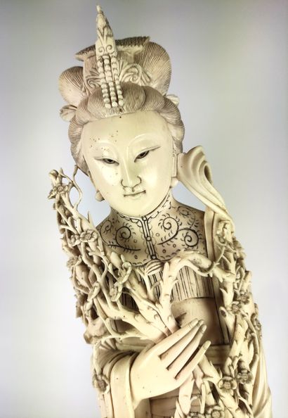 null JAPAN Important carved ivory Okimono representing a female figure. Wooden base...