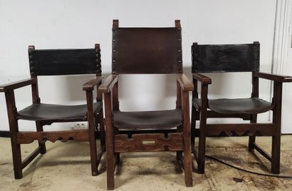 null LOT composé de trois fauteuils en chêne avec assises et dossiers en cuir, bandeaux...