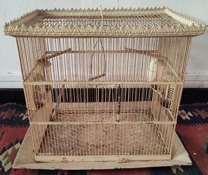 null Birdcage in white lacquered iron with a support. Circa 1900. Dimensions : H...