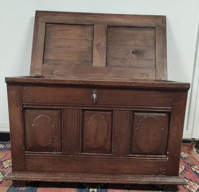 null LITTLE oak chest with three panels. 17th century Height : 58,5 cm - Length :...