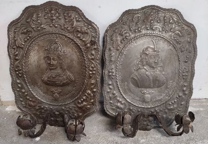 null PAIR OF WIRED APPLIQUES with two arms of light decorated with busts accompanied...