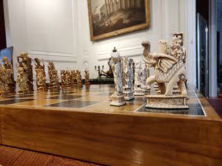 null CHINA Ivory chess set complete with its 32 pieces. Original wooden case (trace...