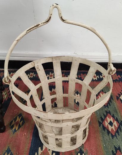 null Iron bucket painted in white with a mobile handle. 18th / 19th century Height...